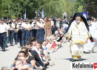 Η στιγμή που πιστοί ξαπλώνουν στο έδαφος για το πέρασμα του Αγίου Γερασίμου