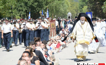 Η στιγμή που πιστοί ξαπλώνουν στο έδαφος για το πέρασμα του Αγίου Γερασίμου