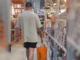 Γονείς έβαλαν το μωρό τους σε κουβά για να κάνουν ψώνια γιατί ξέχασαν το καρότσι του (βίντεο)