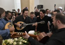 Με όργανα και τραγούδια αποχαιρέτησαν τον Νίκο Καλογερόπουλο (φωτογραφίες)