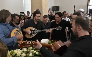 Με όργανα και τραγούδια αποχαιρέτησαν τον Νίκο Καλογερόπουλο (φωτογραφίες)
