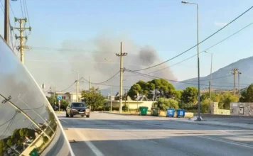 Φωτιά στον Κουβαρά Αττικής: Μήνυμα του 112 για εκκένωση του Αγίου Στυλιανού προς Καλύβια