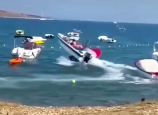 Ατζαμής χειριστής σκάφους έχασε τον έλεγχο και… καβάλησε δύο ακόμη πλοιάρια