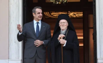 Ο Μητσοτάκης κάλεσε τον Βαρθολομαίο να στεφανώσει Κωνσταντίνο και Σάκκαρη