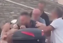 Η στιγμή της επίθεσης ταξιτζή σε υπάλληλο εταιρείας ενοικίασης αυτοκινήτων για μια θέση πάρκινγκ