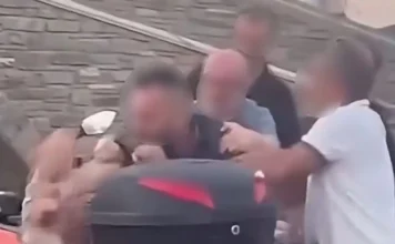 Η στιγμή της επίθεσης ταξιτζή σε υπάλληλο εταιρείας ενοικίασης αυτοκινήτων για μια θέση πάρκινγκ