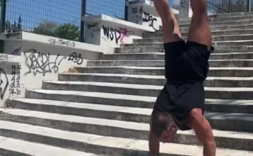 Κατέβηκε 206 σκαλοπάτια με τα χέρια!