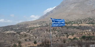 Ελληνική σημαία στο σημείο όπου πέθαναν οι 2 πυροσβέστες στο Ρέθυμνο