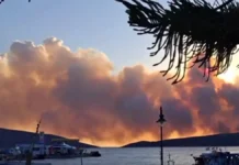 Φωτιά στη Σκύρο: Ξεκίνησαν και πάλι οι ρίψεις από 6 εναέρια μέσα