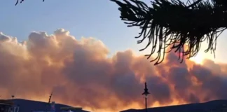 Φωτιά στη Σκύρο: Ξεκίνησαν και πάλι οι ρίψεις από 6 εναέρια μέσα