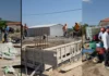 Μαθήματα ανθρωπιάς: Ένα ολόκληρο χωριό χτίζει εθελοντικά σπίτι για νέο ζευγάρι