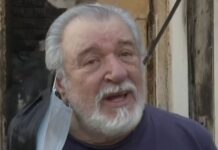 Συντετριμμένος ο Τάσος Χαλκιάς έξω από το καμμένο σπίτι του