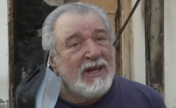 Συντετριμμένος ο Τάσος Χαλκιάς έξω από το καμμένο σπίτι του