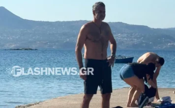 Χανιά: Καλοκαιρινό μπάνιο στο Μαράθι για τον Κυριάκο Μητσοτάκη, δύο μέρες μετά το ατύχημα με το ποδήλατό του