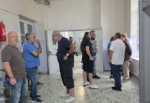 Στα Δικαστήρια οι ταξιτζήδες του Βόλου- Μια γροθιά για τον τραυματισμένο συνάδελφό τους