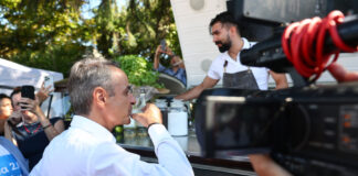 O Μητσοτάκης δοκίμασε αφιλτράριστη ρετσίνα – «Λίγο πρωί δεν είναι;» (βίντεο)