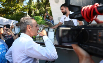 O Μητσοτάκης δοκίμασε αφιλτράριστη ρετσίνα – «Λίγο πρωί δεν είναι;» (βίντεο)