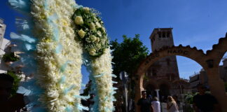 Τελευταίο αντίο στον Γιώργο Μαζωνάκη: Λαοθάλασσα για τον 54χρονο τραγουδιστή (βίντεο)