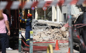 Αγωνία για δύο ηλικιωμένους που αγνοούνται μετά την έκρηξη στην Πλάκα