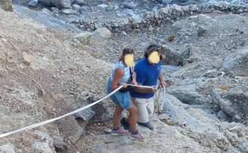 Kατέβηκε σε γκρεμό για να πιάσει το σακάκι της και εγκλωβίστηκε