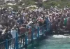 Αυτή είναι η παραλία που «βουλιάζει» από τουρίστες – Αντιδράσεις στα social media