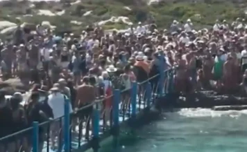 Αυτή είναι η παραλία που «βουλιάζει» από τουρίστες – Αντιδράσεις στα social media