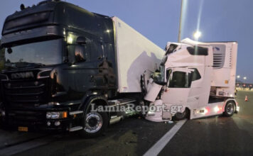 Φορτηγό έπεσε πάνω σε νταλίκα που ήταν παρκαρισμένη μετά τα διόδια της Τραγάνας
