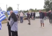 Υποστηρικτές του Ηλία Κασιδιάρη έξω από τις φυλακές Δομοκού για να τον υποδεχτούν (βίντεο)