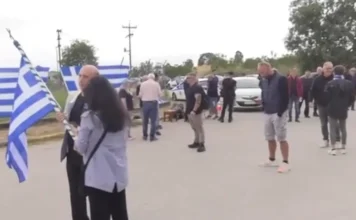 Υποστηρικτές του Ηλία Κασιδιάρη έξω από τις φυλακές Δομοκού για να τον υποδεχτούν (βίντεο)