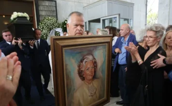 Με τραγούδια της Ντόλι Πάρτον η αποτέφρωση της Μαργαρίτας Παπανδρέου– Θα σκορπιστούν στο Αιγαίο οι στάχτες της