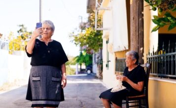 Οι viral γιαγιάδες ξαναχτυπούν και τα βάζουν με το… χαζοGPT (βίντεο)