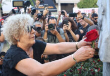 Κόκκινο τριαντάφυλλο άφησε η Μάγδα Φύσσα στο μνημείο του Παύλου