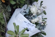 Η κατάλευκη ανθοδέσμη στην πόρτα του σπιτιού του Γιώργου Μαζωνάκη