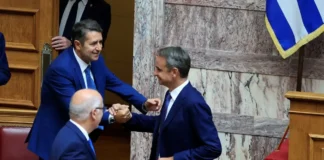Ο Γιώργος Μυλωνάκης στη Βουλή για πρώτη φορά μετά την περιπέτεια με την υγεία του