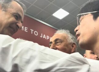 Η συνάντηση Μητσοτάκη με τον Ιάπωνα που μιλάει ελληνικά και χορεύει ποντιακά – «Είναι καλός!» (βίντεο)