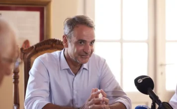 «Τώρα ανεβαίνω!» – Η χαλαρή στιγμή του Μητσοτάκη με μαθητές