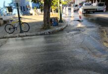 Νοσηλεύτριες έπιασαν τις σφουγγαρίστρες λόγω της ζημιάς στον αγωγό της ΔΕΥΑΜΒ