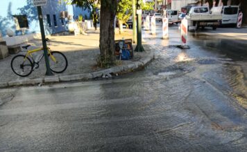 Νοσηλεύτριες έπιασαν τις σφουγγαρίστρες λόγω της ζημιάς στον αγωγό της ΔΕΥΑΜΒ
