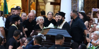 «Δεν μπορούμε να λείπουμε τέτοια μέρα»: Το μεσημέρι το τελευταίο αντίο στον Γιώργο Μαζωνάκη