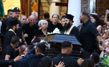 «Δεν μπορούμε να λείπουμε τέτοια μέρα»: Το μεσημέρι το τελευταίο αντίο στον Γιώργο Μαζωνάκη