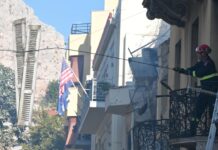 «Το είδα να καταρρέει μπροστά μου»: Μαρτυρίες για έντονη οσμή αερίου πριν την έκρηξη στο διώροφο κτήριο στην Πλάκα