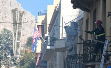 «Το είδα να καταρρέει μπροστά μου»: Μαρτυρίες για έντονη οσμή αερίου πριν την έκρηξη στο διώροφο κτήριο στην Πλάκα