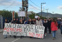 Στον δρόμο οι μαθητές του 10ου Γυμνασίου Βόλου διαμαρτυρόμενοι για την έλλειψη μεταφοράς