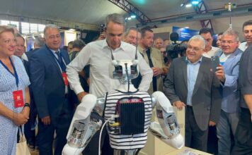 «Και εγώ χαίρομαι που σε βλέπω» – Η… γνωριμία Μητσοτάκη με ρομπότ (βίντεο)