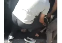 Δεκάδες περαστικοί σηκώνουν αυτοκίνητο για να σώσουν γυναίκα