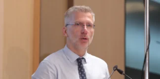 «Ευτυχώς ο Κρις Ρόκος δεν παρακολούθησε την ομιλία Τσίπρα»: Ο Σκέρτσος τρολάρει την πατριωτική εισφορά της ΕΛ.Α.Σ. και εξηγεί γιατί είναι ανεφάρμοστη