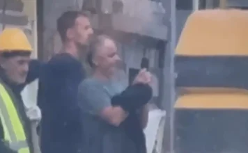 Συγγενείς των θυμάτων βγάζουν φωτογραφίες το σημείο της τραγωδίας στην Πλάκα – «Η Έρις ήταν 3 μηνών έγκυος, είμαστε συγκλονισμένοι»