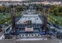 Έστησαν τη σκηνή της συναυλίας του Ρέμου στη Θεσσαλονίκη πάνω στο άγαλμα του Μεγάλου Αλεξάνδρου