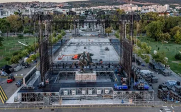 Έστησαν τη σκηνή της συναυλίας του Ρέμου στη Θεσσαλονίκη πάνω στο άγαλμα του Μεγάλου Αλεξάνδρου