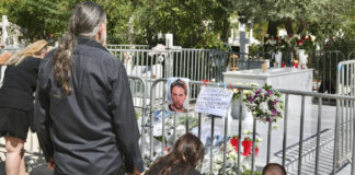 Βουνό από λουλούδια και μηνύματα στο μνήμα του Μαζωνάκη, ησυχία για να θρηνήσει ζήτησε η αδελφή του
